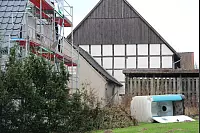 An einer Baustelle in Bredaerbruch (Lemgo) hat es ein Dixi-Klo umgepustet. - © Till Brand