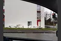 Einem Detmolder Studentenwohnheim an der Bielefelder Straße ist das Flachdach weggeflogen. Die Einzelteile landeten auf der Straße. - © Seifo Khodr via Facebook