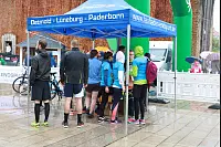 Startklar: Beim achten AOK-Firmenlauf haben zahlreiche Sportler dem Regen getrotzt. - © Yvonne Glandien
