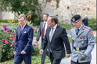 Ministerpräsident verleiht auf dem Schloßplatz der Panzerbrigade 21 „Lipperland“ der Bundeswehr das Fahnenband des Landes Nordrhein-Westfalen. - © Jannik Stodiek