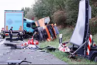 An der Unfallstelle bot sich den Einsatzkräften ein Bild der Verwüstung. Der Sattelzug hatte auf dem Seitenstreifen zunächst den Absicherungsanhänger (rechts im Bild) und dann den orangefarbenen Transporter erfasst. - © Patrick Menzel