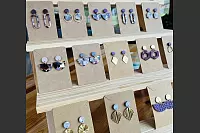 Nach dem Backen wird das fertige Teilchen geschliffen, poliert und teilweise mit einem Glanzlack überzogen. Chiara Reckmann fertigt auch individuelle Kundenwünsche an. - © Lena Vanessa Bleck