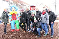 Bürgermeister Carsten Torke, die stellvertretende Landrätin Lena Volmert, Klaus Ovenhausen, Matthias Walbaum, Thomas Thorenmeier, Axel Remmert-Bobe, Wilma Thorenmeier, Sascha Nolting und Frank Janßen auf der bunten Verkehrsinsel. - © Madita Schellenberg
