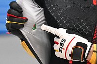 Francesco Friedrich zeigt nach dem 4. Durchgang einen Aufkleber auf der Innenseite seiner Jacke, seinen ganz pers&ouml;nlichen Gl&uuml;cksbringer. - &copy; Robert Michael/dpa-Zentralbild/dpa