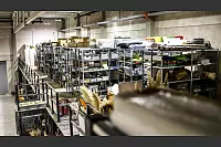 Tausende Requisiten, darunter Kochtöpfe, Bücher, Dekoblumen und Bilderrahmen stehen für die Produktionen bereit. - © Daniel Salmon