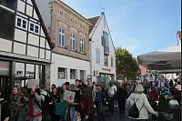In Lemgo versammelten sich schätzungsweise um die 600 Leute auf dem Marktplatz, um von dort aus in Richtung Lippegarten zu pilgern. - © Carolin Brokmann-Förster