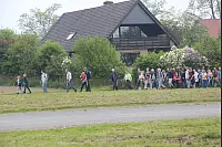 Die Sternenwanderer auf dem Hansaweg von Lemgo nach Bad Salzuflen - kurz vor der Pause an der Bergkirche - rund 300 Wanderer waren bei idealem Wetter auf dieser Route dabei. - © Erol Kamisli