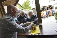Geld für die Dorfgemeinschaft: Die Lose des Heimat- und Verkehrsvereins sind jedes Jahr begehrt. Heinz Hagemeyer sorgt für Umsatz. Foto: Krull