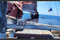 Alles selber machen: Jonathan bei der Reparatur nach starkem Seegang in der Biskaya - © Denise Brömstrup