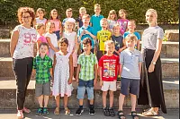 Referendarin Britta Lohmeier und Lehrerin Katrin Moesig (rechts) starten mit der 1b in den Unterricht an der Grundschule Horn. - © Torben Gocke