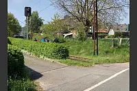 Vorsicht, Vorfahrt: Bei schönem Wetter kreuzen in Alverdissen Draisinen die Straße. - © Silke Buhrmester