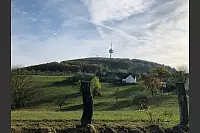 Schon von weitem ist der markante auf dem K&ouml;terberg bei L&uuml;gde zu sehen. - &copy; Silke Buhrmester