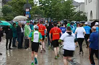 Startklar: Beim achten AOK-Firmenlauf haben zahlreiche Sportler dem Regen getrotzt. - © Yvonne Glandien