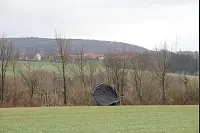 Zwischen Entrup und Matorf hat der Sturm ein Trampolin in die Böschung an der Vlothoer Straße geweht. - © Till Brand