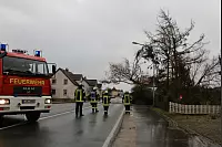Abgesperrt: An der Lageschen Straße in Detmold musste die Feuerwehr kurzfristig einen maroden Baum fällen. Eine daneben stehende Tanne war zuvor bereits gefallen. Anwohner hatten die Wehr alarmiert. Während der Fäll- und Aufräumarbeiten musste die Straße auf Höhe des Restaurants "Syrtaki" für etwa 30 Minuten in beide Fahrtrichtungen gesperrt werden. - © Yvonne Glandien