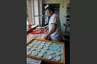Dickewied drückt die Bällchen platt und legt sie auf einen Gärgutträger. Nach etwas 20 weiteren Gärminuten geht`s ins Wasser. - © Anna Muer