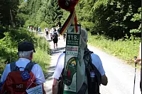 Am zweiten Tag ging es für die 17-köpfige Wandergruppe von Bad Driburg nach Kleineberg (Lichtenau). - © Niklas Böhmer