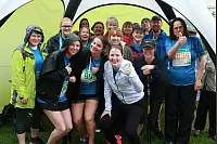 Startklar: Beim achten AOK-Firmenlauf haben zahlreiche Sportler dem Regen getrotzt. - © Yvonne Glandien