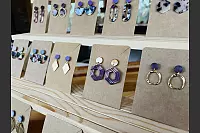 Chiara Reckmann aus Rietberg fertigt nach individuellen Wünschen Ohrringe an. Sie kann verschiedenste Farbtöne anmischen. - © Lena Vanessa Bleck