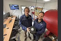 Roger Schäfer (l.) leitet den IABG-Standort in Lichtenau, Ingenieur Philipp Eickhoff führt regelmäßig Tests durch. - © Jens Reddeker