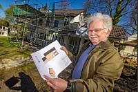 Braune Fassade, Farbabstufungen f&uuml;r Faschen, T&uuml;ren und Sockel - und ganz spezielle Tondachziegel: Projektleiter Andreas Janko begutachtet bei der Sanierung (Foto von April 2025) die genauen Vogaben der Stadt f&uuml;r die ehemaligen Offiziersvilla an der Joseph-Haydn-Stra&szlig;e 8. - &copy; Mike-Dennis Mueller