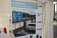 WAVE-TROPHY 2016 - Größte E-Automobilrallye tankt in Dörentrup auf.
Weltrekord mit den meisten zeitgleich aufgeladenen Elektrofahrzeugen mit erneuerbaren Energien geschafft. Viele verschiedene E-Fahrzeuge wurden präsentiert. - © Tanja Watermann