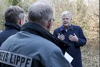 Wechselnde Lage: Zur Großübung lippischer Feuerwehren, Stäbe und Hilfsorganisationen ändert sich die Situation beinahe minütlich. Foto: Gocke