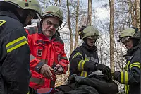 Wechselnde Lage: Zur Großübung lippischer Feuerwehren, Stäbe und Hilfsorganisationen ändert sich die Situation beinahe minütlich. Foto: Gocke
