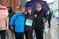 Startklar: Beim achten AOK-Firmenlauf haben zahlreiche Sportler dem Regen getrotzt. - © Yvonne Glandien