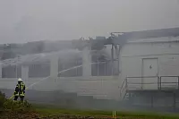 Ein Großbrand in einer Verzinkerei in Barntrup sorgt für große Rauchschwaden. - © Karl-Heinz Krull