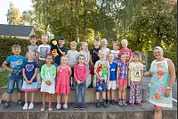 Erstes Schuljahr: Gemeinsam mit Lehrerin Eva-Maria Biermann und dem Raben "Socke" startet die 1b in ihre Schulzeit. - © Torben Gocke