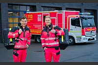 Das Intensivtransportwagen-Team des Tages: Sebastian Herms (v.l.) und Patrick Moj sind bereit f&uuml;r anspruchsvolle Transporte. - &copy; Andreas Zobe