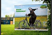 Ordensschwester Gertrud Terhorst wirbt f&uuml;r die "Mission Fahrradhelm". - &copy; FOTO: POLIZEI