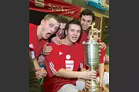2005: Trainer Friedrich „Kid“ Schönhagen und der TBV Lemgo triumphieren mit Dennis Bollwicht als bestem Spieler an der Spitze. 1200 Zuschauer sind in der Halle Aspe in Bad Salzuflen. Mit 1:2 muss sich der Post-SV Detmold im Endspiel geschlagen geben. - © LZ-Archiv