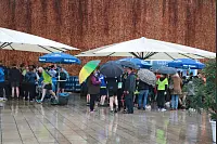 Startklar: Beim achten AOK-Firmenlauf haben zahlreiche Sportler dem Regen getrotzt. - © Yvonne Glandien