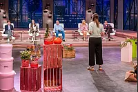 Minever Zevker präsentiert den "Löwen" (v.l.) Carsten Maschmeyer, Judith Williams, Frank Thelen, Dagmar Wöhrl und Ralf Dümmel mit Miss Mineva´s fermentierte Tütensuppen. - © RTL / Bernd-Michael Maurer