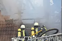 Brand "Zur Alten Wasserm&uuml;hle, Kalletal-Langenholzhausen
Auf der R&uuml;ckseite der Wasserm&uuml;hle konnte ein weiterer Angriffstrupp das &Uuml;bergreifen der Flammen auf das benachbarte Gemeindehaus verhindert werden. - &copy; Foto: Watermann