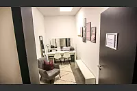 Rückzugsort für die prominenten Gäste: In einer kleinen Garderobe können die letzten Texte und Handgriffe noch einmal durchgegangen werden. - © Daniel Salmon