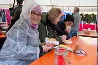 Besucher trotzen beim Bardentreff und Kl&auml;schen in Horn dem Regen. - &copy; Raphael Bartling