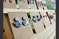 Der Schmuck besteht aus Polymerton, einer Modelliermasse aus Kunststoff. Er wird ausgerollt, ausgestochen und im Backofen gebacken. - © Lena Vanessa Bleck