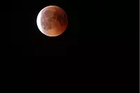 Blutmond &uuml;ber den Externsteinen - &copy; Rainer Giesdorf