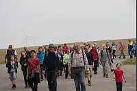 Auf dem Weg zum Rastplatz: Kurz vor der Pausenstation an der Bergkirche – hatten die Wanderer schon knapp 90 Minuten hinter sich. - © Erol Kamisli