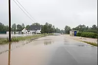 In Lieme schwappt das Wasser über die Straßen. - © Katrin Kantelberg