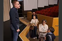 Hart aber Pawellek: Frank Plasberg und seine Frau Anne Gesthuysen plaudern mit Louis Pawellek im Kurtheater. - © Thomas Krügler