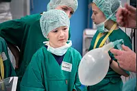 Kinderuni: Im OP-Saal 2 - © Torben Gocke
