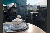 Verdient: Nach gut 50 Kilometern eine kleine Pause mit Cappuccino und Mini-Eis an der Eisdiele in Lügde. - © Silke Buhrmester