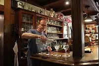 Die Dorfgaststätte ist ein wichtiger Treffpunkt. Detlef Schulte schenkt hier seit 1991 ein, das Gasthaus gibt es seit 1904. - © Marlen Grote