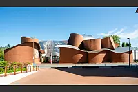 Ebenfalls ein unverkennbares Gehry-Gebäude: Das Herforder Museum Marta. - © Ralf Bittner