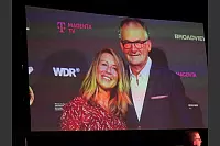Hart aber Pawellek: Frank Plasberg und seine Frau Anne Gesthuysen plaudern mit Louis Pawellek im Kurtheater. - © Thomas Krügler