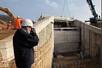 Einbau der Schütztafel in den Staudamm Schieder-See. - © Bernhard Preuss